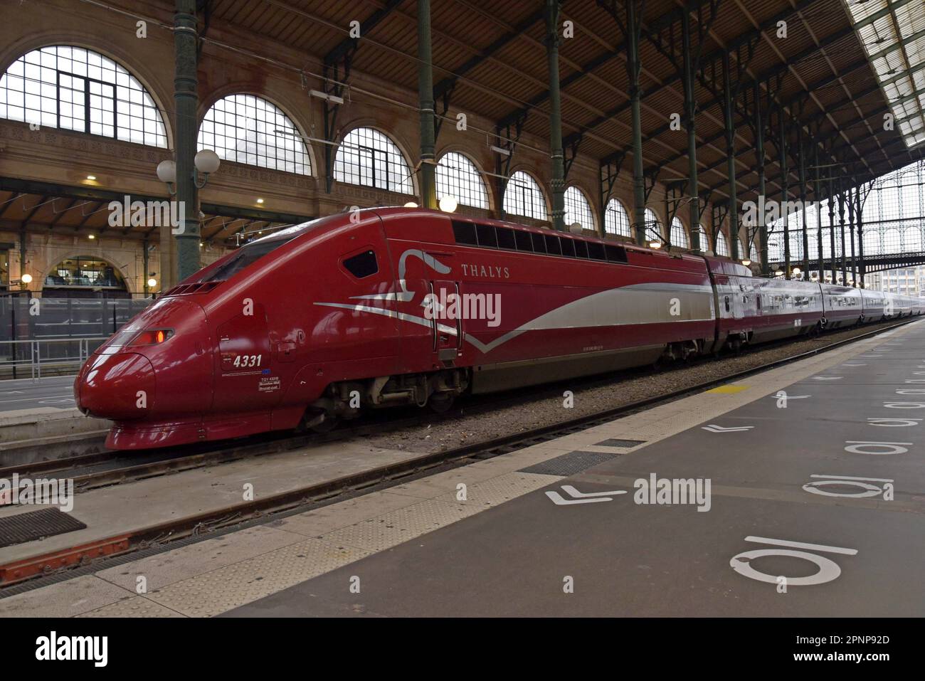 Tren de alta velocidad Thalys en la estación Gare Du Nord, París, Francia Foto de stock