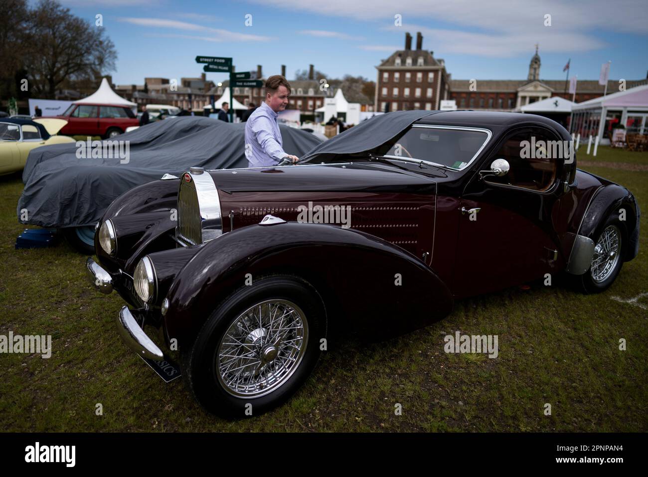 Un 1937 Bugatti tipo 57 Atlantic tiene su cubierta quitada durante la vista previa del Salón Prive de Londres en el Royal Hospital Chelsea en Londres. Fecha de la fotografía: Jueves 20 de abril de 2023. Foto de stock