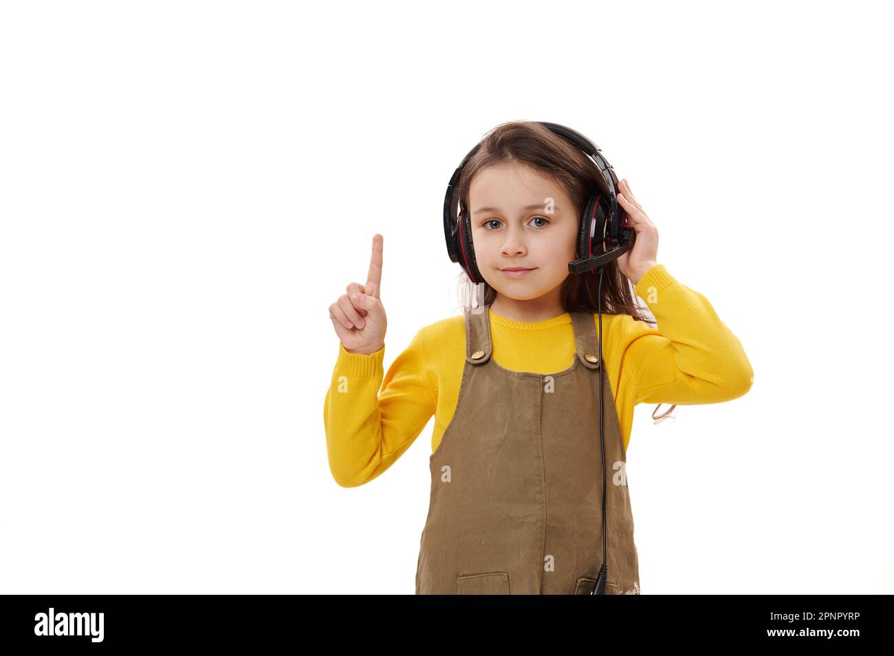 Adorable niña con auriculares para la educación en línea o el aprendizaje a  distancia, mirando a la cámara, aislado en blanco Fotografía de stock -  Alamy