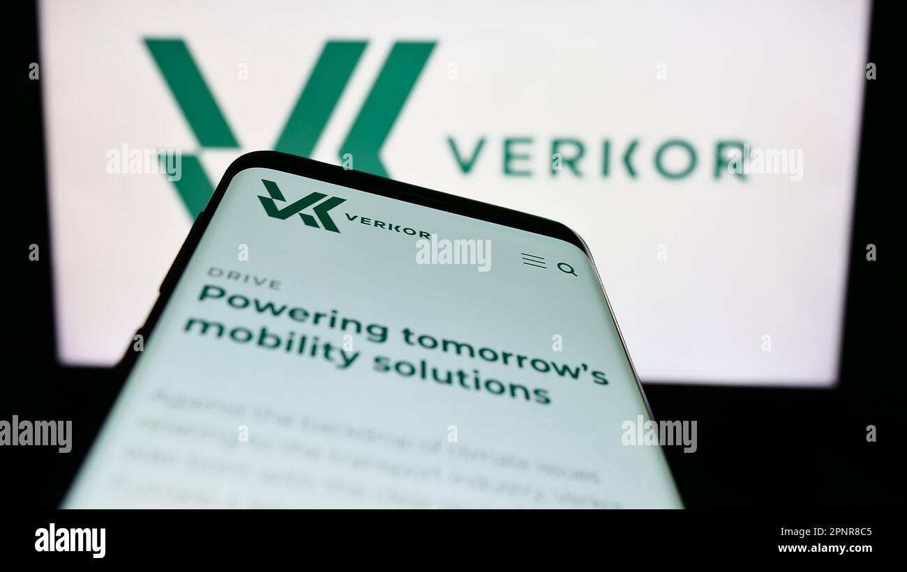 Smartphone con sitio web de la compañía francesa de baterías Verkor S.A. en  pantalla delante del logotipo de la empresa. Enfoque en la parte superior  izquierda de la pantalla del teléfono Fotografía