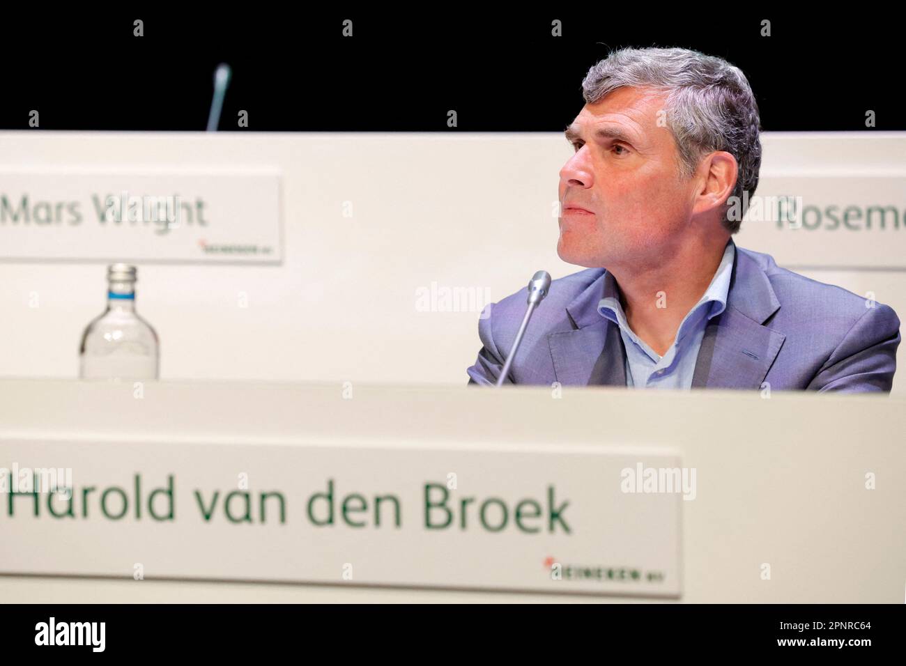 El director financiero de Heineken Harold van de Broek se prepara antes de  que comience la reunión anual de accionistas en Ámsterdam, Países Bajos, el  20 de abril de 2023. REUTERS/Piroschka van