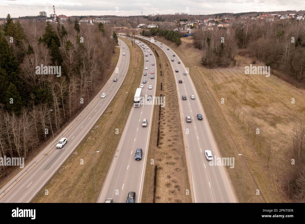 Fotografía con drones de la carretera principal en una ciudad y el tráfico durante el día de primavera. Vista de ángulo alto. Foto de stock