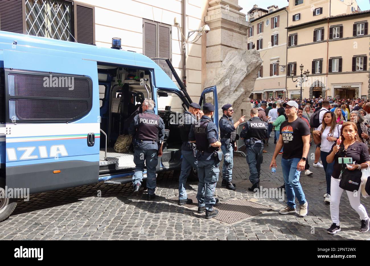 Roma, Italia. 20th de abril de 2023. La policía rodeó la fuente de Trevi en  vista de la llegada de los seguidores del Feyenoord al partido de fútbol  con el Roma FC,
