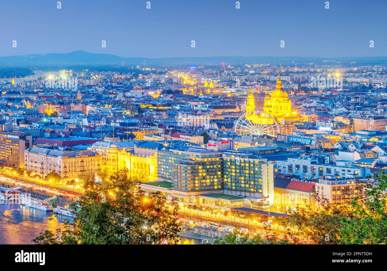 Paisaje urbano del distrito de Pest, centro de Budapest, Hungría en la hora azul crepuscular. Foto de stock