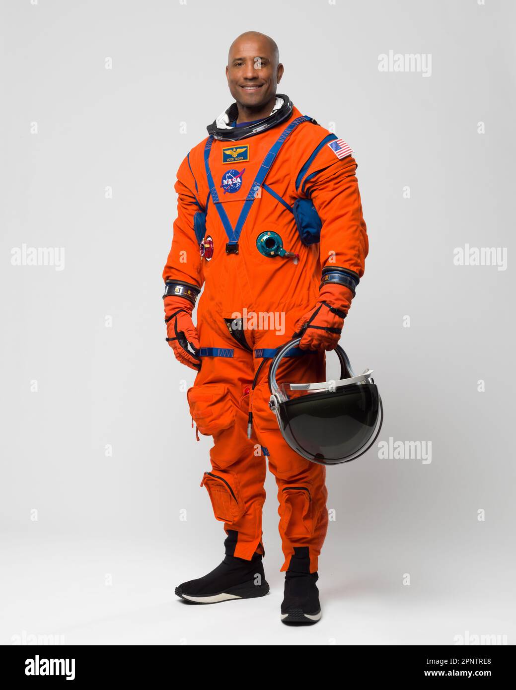 Houston, Estados Unidos. 30 de marzo de 2023. Víctor Glover, astronauta de la NASA y piloto de Artemis II, posa con el traje naranja del Sistema de Supervivencia de la Tripulación Orion en el Centro Espacial Johnson, el 28 de marzo de 2023 en Houston, Texas. Glover fue seleccionado como el primer hombre negro en pilotar una misión a la Luna. Crédito: Robert Markowitz/NASA/Alamy Live News Foto de stock