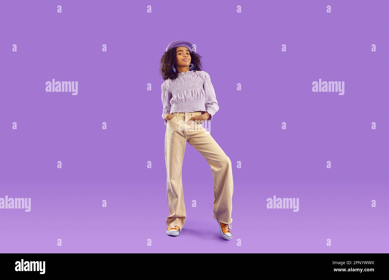Jeans de pierna ancha fotografías e imágenes de alta resolución - Alamy
