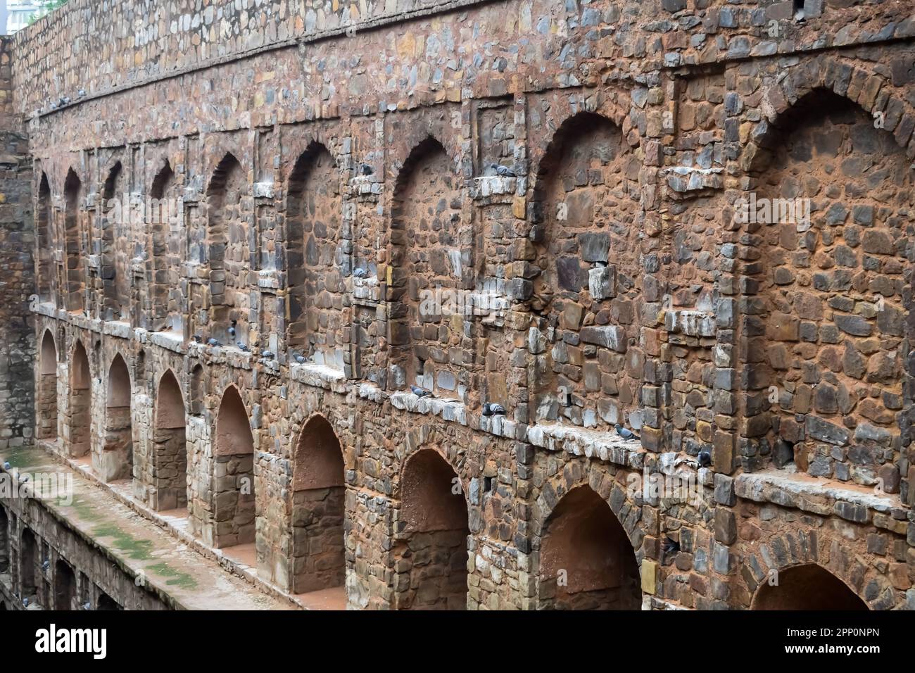 Agrasen Ki Baoli - Paso bien situado en el centro de Connaught situado Nueva Delhi India, antigua construcción de la arqueología antigua Foto de stock