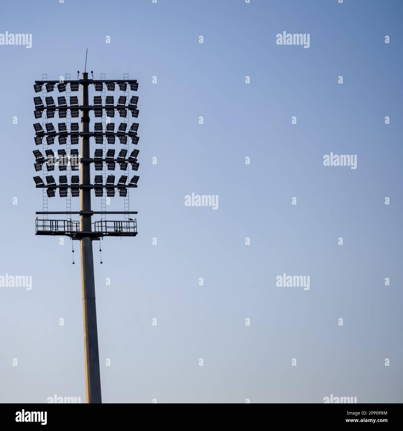 El estadio de críquet ilumina los postes en Delhi, India, Cricket Stadium Lights. Foto de stock