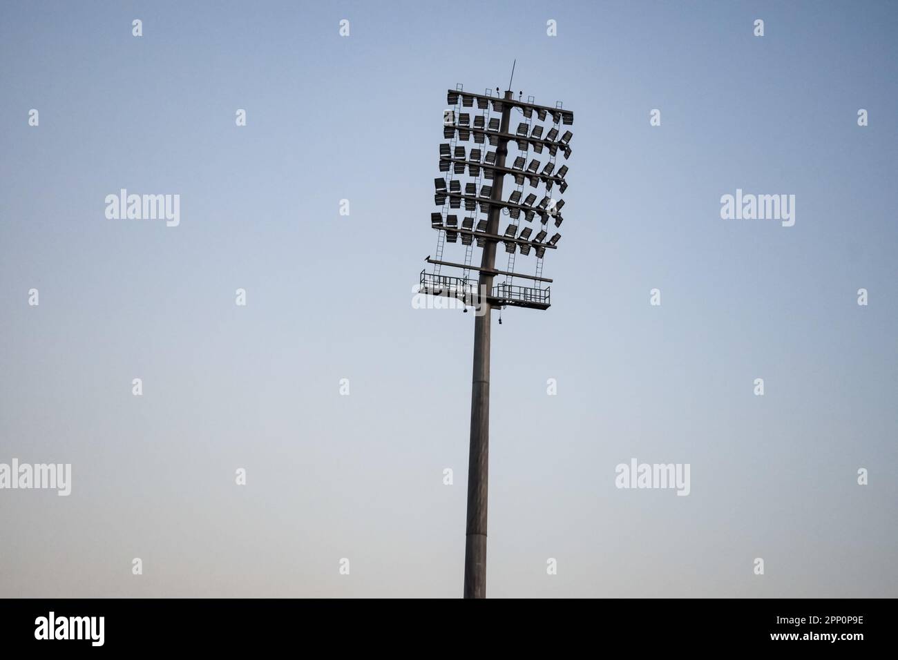 El estadio de críquet ilumina los postes en Delhi, India, Cricket Stadium Lights. Foto de stock