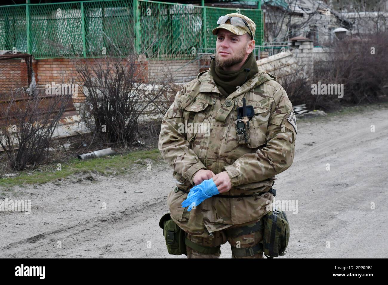 Oleksiy Yukov, de 37 años, el líder del grupo de los Tulipanes Negros está viendo durante la breve sesión informativa antes de examinar los restos de soldados rusos muertos en batallas y abandonados por las tropas rusas en Sviatohirsk. La ONG Tulipán Negro (Organización No Gubernamental), Ucrania fue fundada a principios de la década de 2010s para encontrar y recuperar los restos de soldados muertos durante las dos guerras mundiales. Pero ahora el grupo está formado por unos 100 voluntarios y en busca de víctimas de una guerra contemporánea que comenzó con una insurgencia pro-rusa en 2014 en el este de Ucrania y que envolvió a todo el país después de que Moscú invadiera febrero Foto de stock