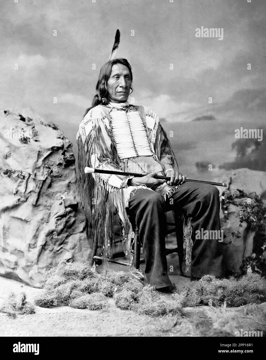 Nube roja. Retrato del líder nativo americano Lakota, Jefe Nube Roja (1822-1909) por Charles Milton Bell, 1880 Foto de stock