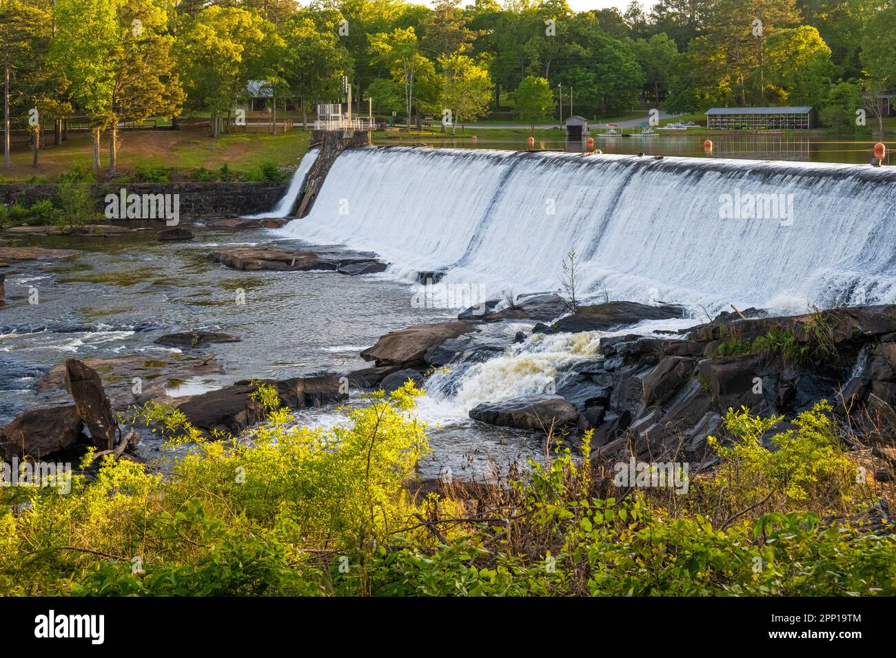 Cascada de vertidos en el Parque Estatal High Springs en Jackson, Georgia, en el río Towaliga y el lago High Falls. (EE.UU.) Foto de stock