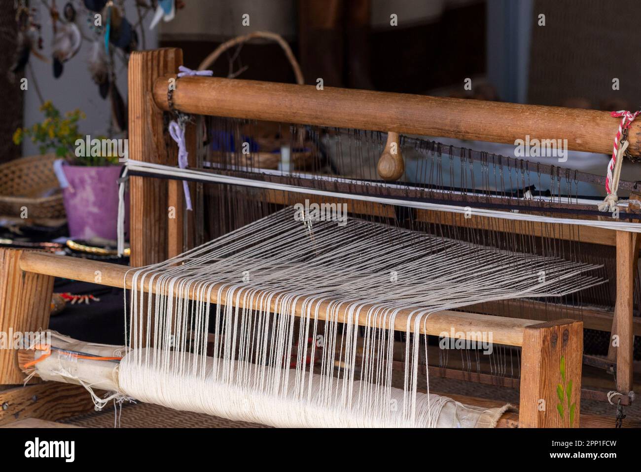 Un antiguo telar de mano utilizada para tejer telas y mantas Fotografía de  stock - Alamy