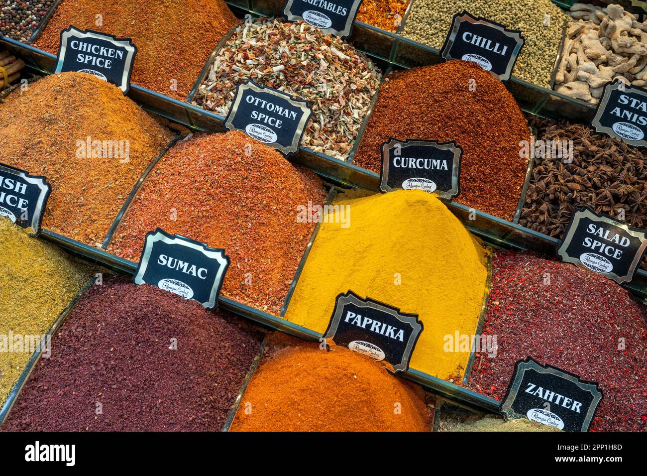 Especias coloridas a la venta, Bazar de especias, Estambul, Turquía Foto de stock