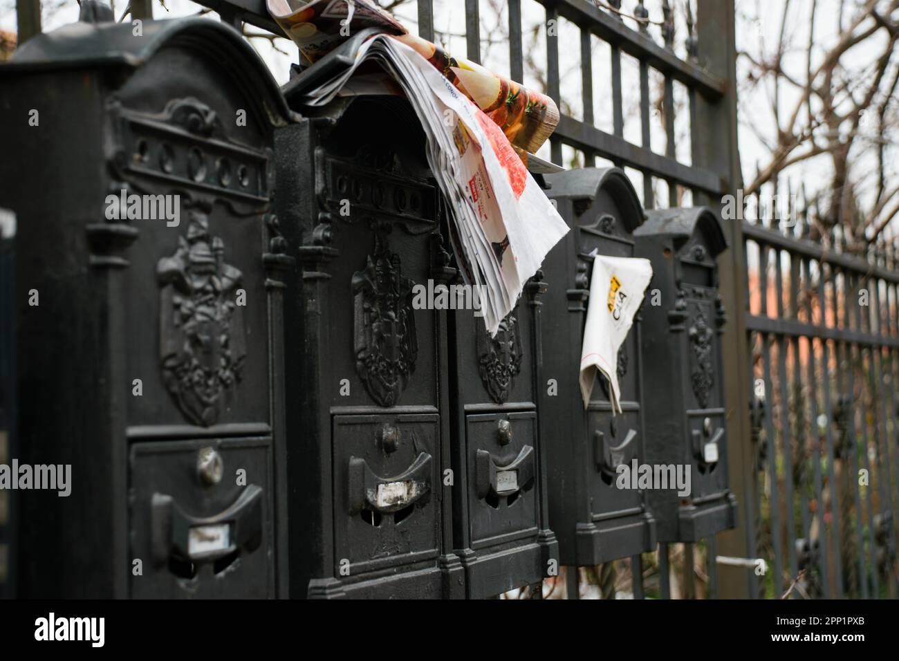Persecuciones postales sobre el muro de hierro en la calle. Foto de stock