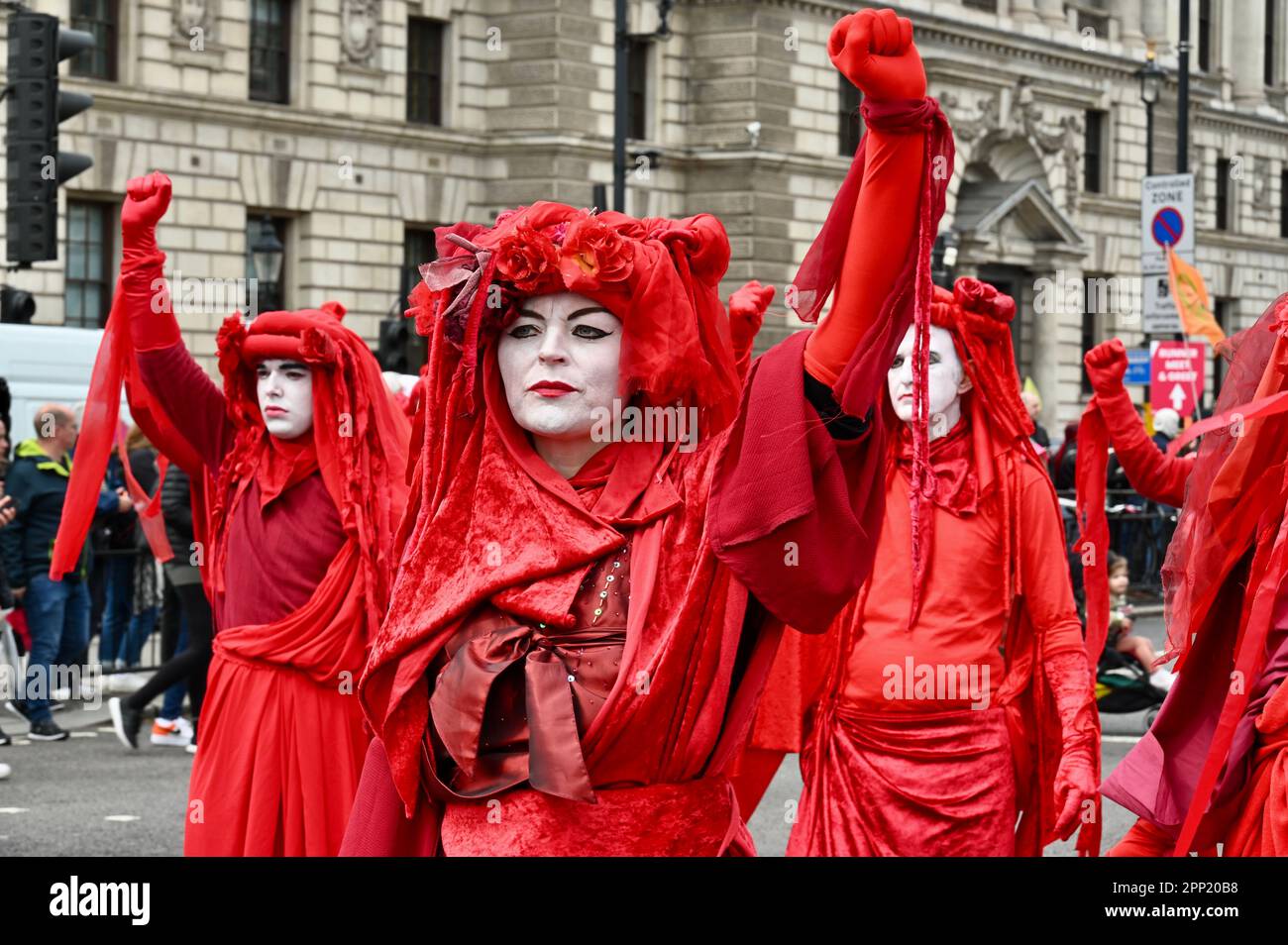 Londres, Reino Unido. Rebeldes rojos. 'The Big One' - una acción de cuatro días del 21st al 24th de abril, donde la gente de la rebelión de la extinción y varios grupos ambientalistas se reúnen en todo Westminster en apoyo del planeta. Crédito: michael melia/Alamy Live News Foto de stock