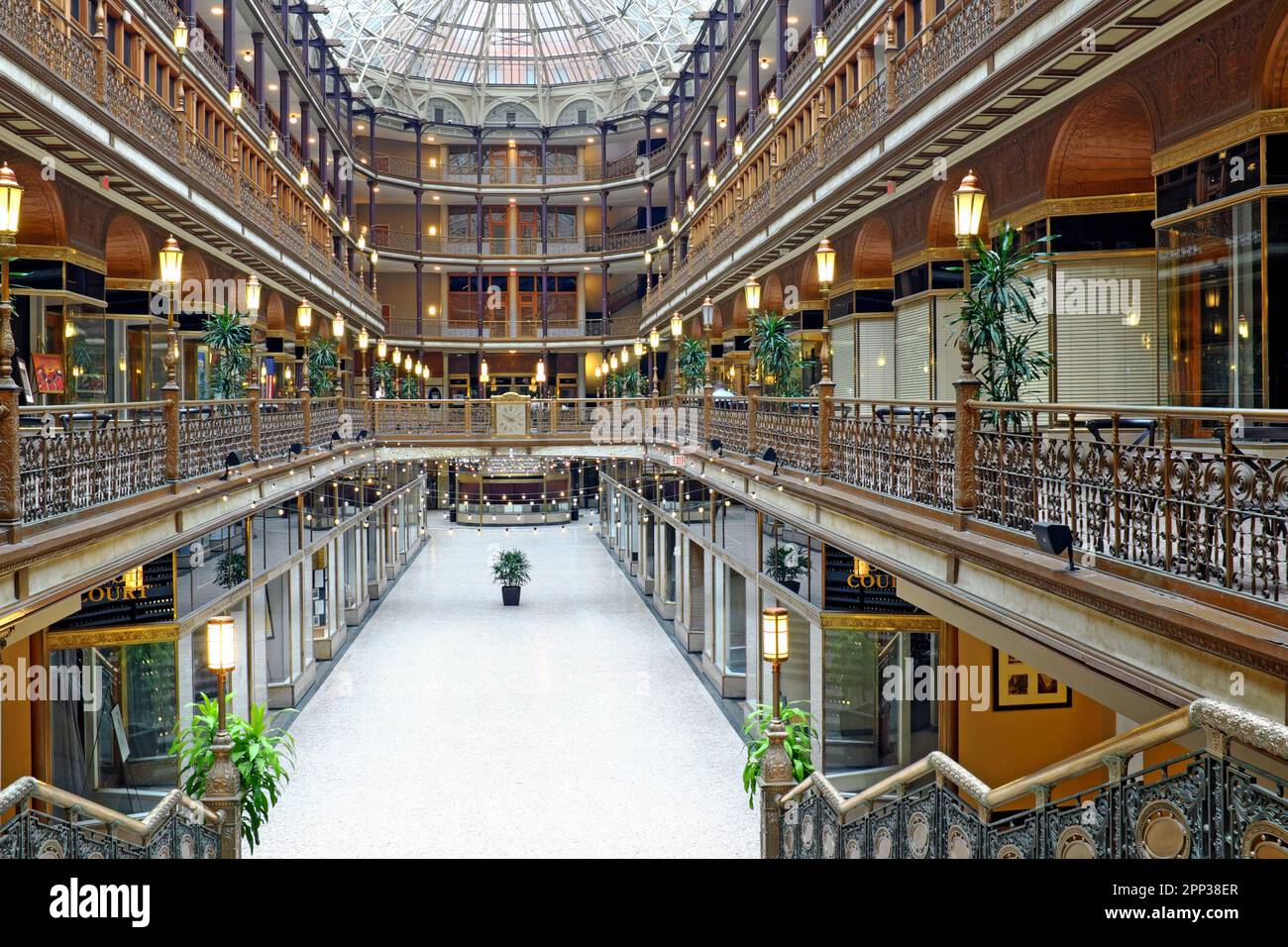 El Cleveland Arcade, inaugurado en 1890, es un monumento histórico conocido por su arquitectura de la época victoriana, tragaluz de cristal de 300 pies y sala de juegos de 5 pisos. Foto de stock