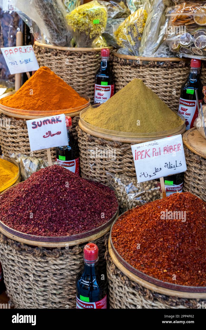 Especias coloridas a la venta, Bazar de especias, Estambul, Turquía Foto de stock