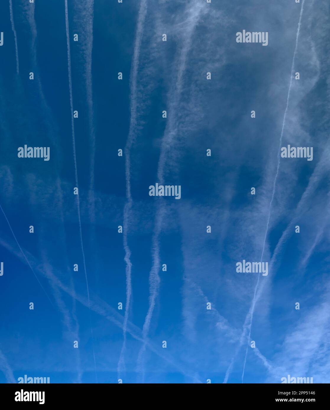 Estelas en el cielo azul, Baviera, Alemania Foto de stock