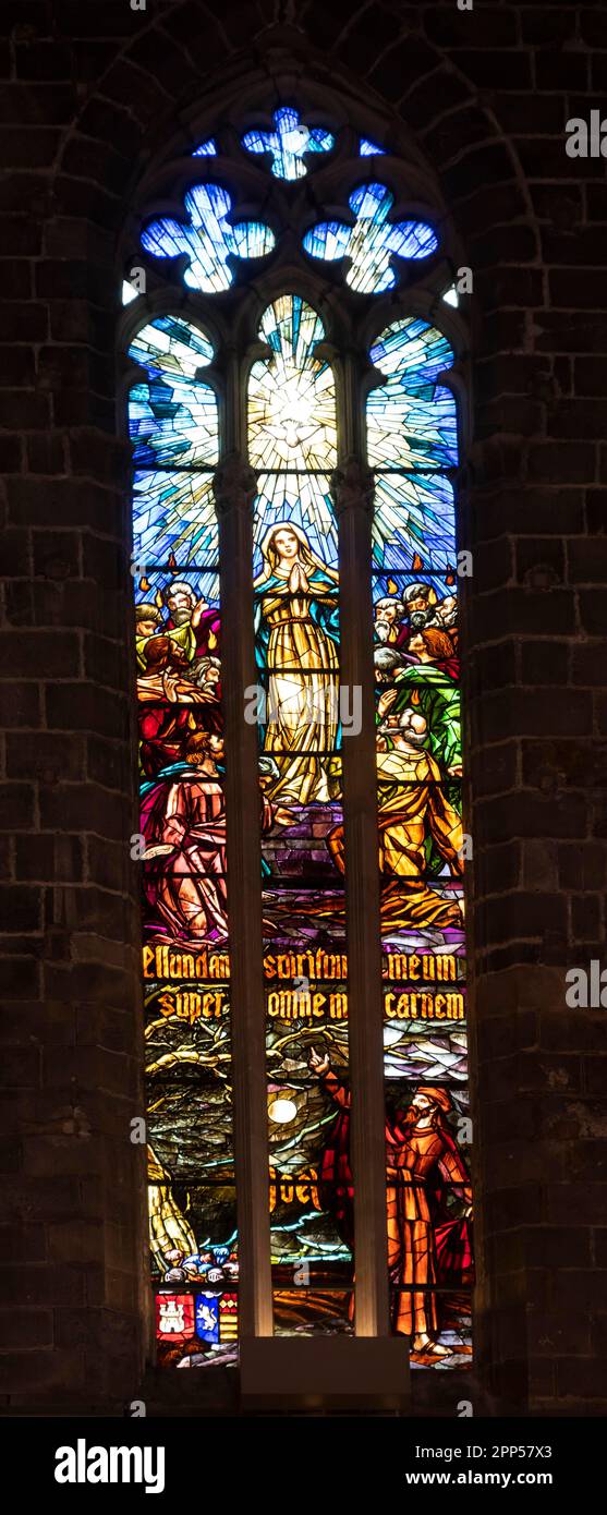 Vidrieras coloridas, Catedral de Palma, Palma de Mallorca, España Foto de stock