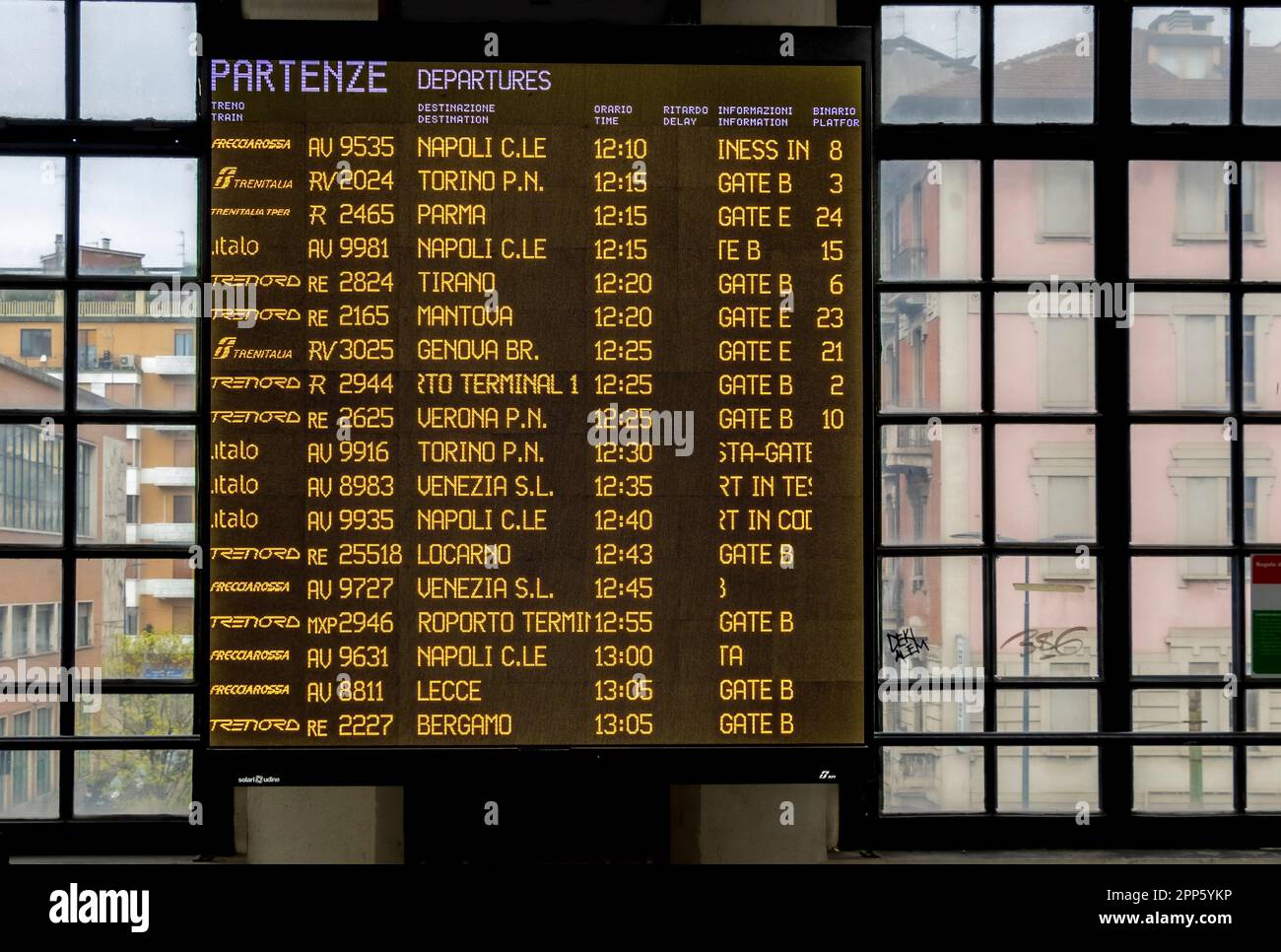 Partenze milano centrale fotografías e imágenes de alta resolución Alamy