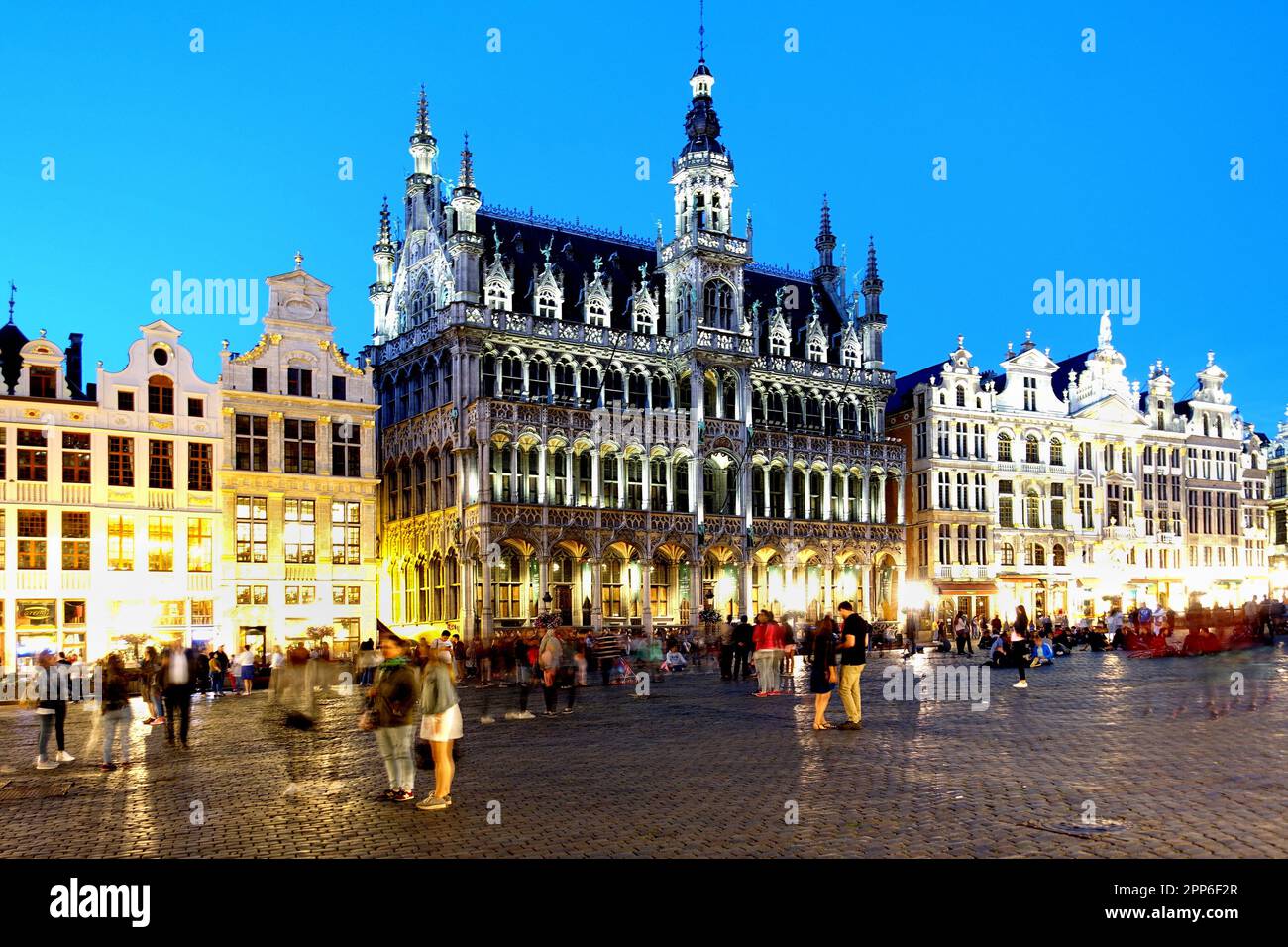 BRUSELAS, BÉLGICA - 4 DE AGOSTO de 2016: La plaza de la ciudad medieval Grand Place o Grote Markt de Bruselas, Patrimonio de la Humanidad de la UNESCO Foto de stock