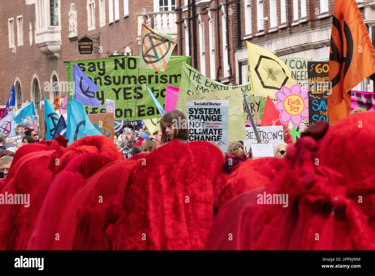 Londres, Reino Unido. 22nd de abril de 2023. Miembros de la 'Brigada Rebelde Roja' en Extinction Rebellion, The Big One, día 2 ,( sábado). Involucró la 'Gran marcha por la Biodiversidad' que terminó con un 'día'. Miembros de la Brigada Rebelde Roja y los Espíritus Verdes asistieron, Londres Reino Unido Picture garyroberts/worldwidefeatures.com Crédito: GaryRobertsphotography/Alamy Live News Crédito: GaryRobertsphotography/Alamy Live News Crédito: GaryRobertsphotography/Alamy Live News Foto de stock