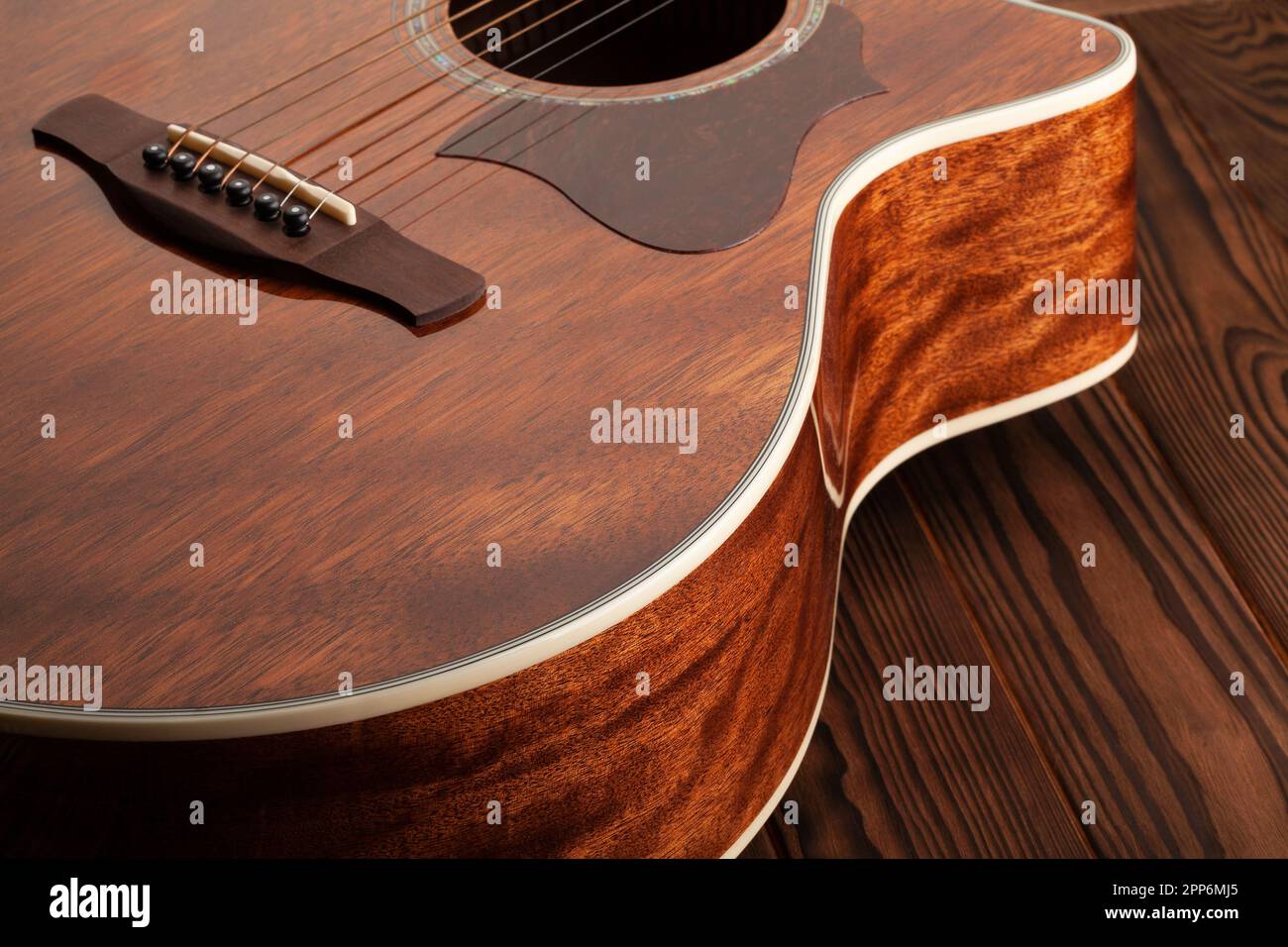 guitarra acústica puente saddle nut sobre madera Foto de stock