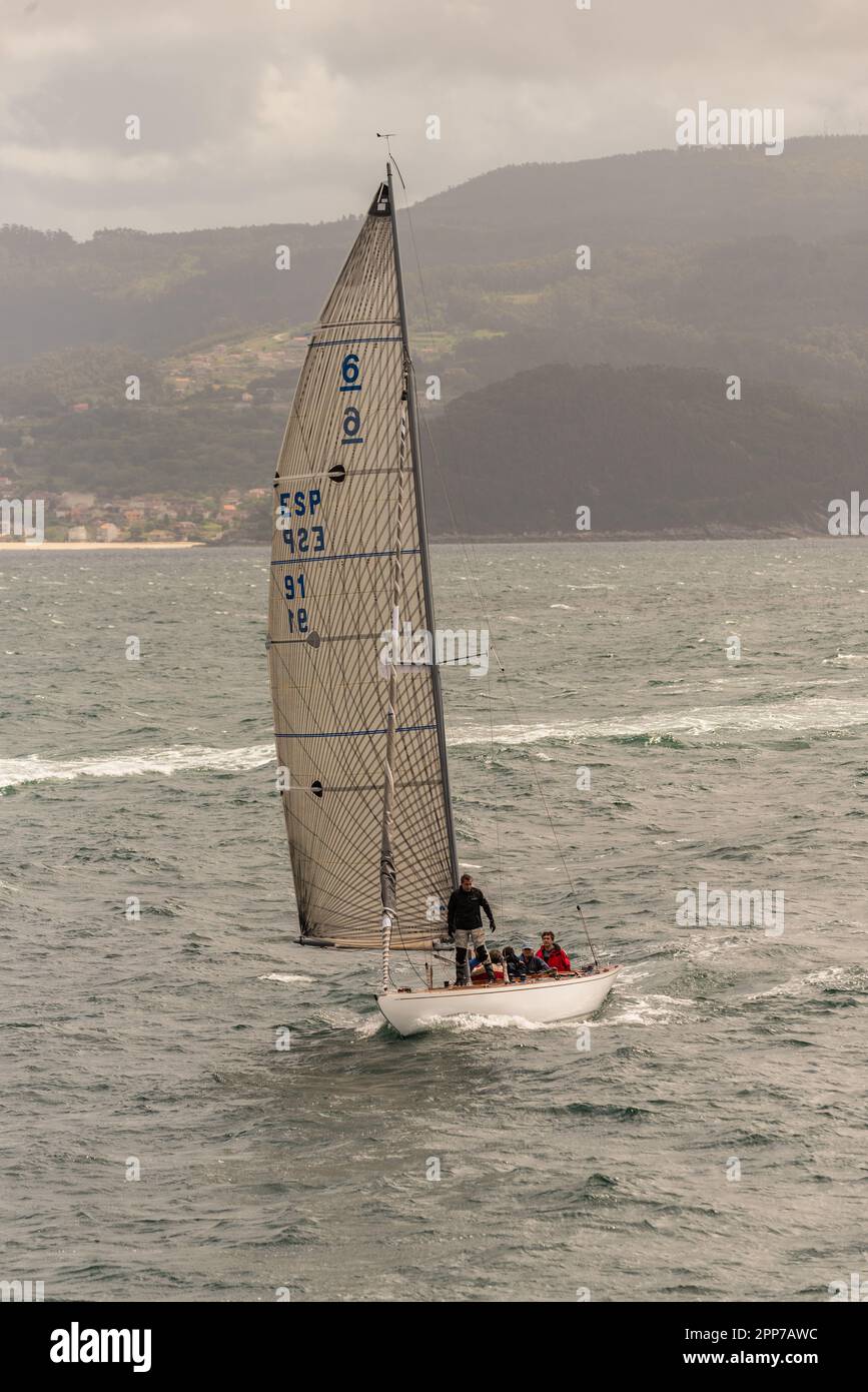 Sanxenxo, pontevedra, España. 22th de abril de 2023. Los barcos y la  tripulación de los veleros que participaron en la primera regata de la Copa  de España. Con la excepción del Bribon,