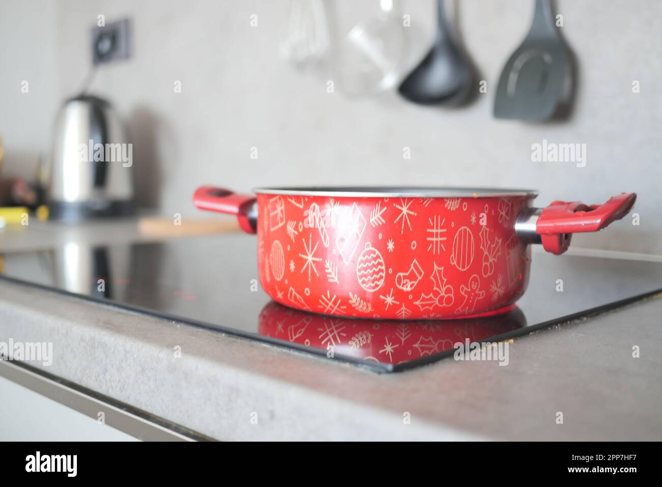 cacerola de cocina en la estufa eléctrica, la estufa eléctrica se calienta  a rojo Fotografía de stock - Alamy