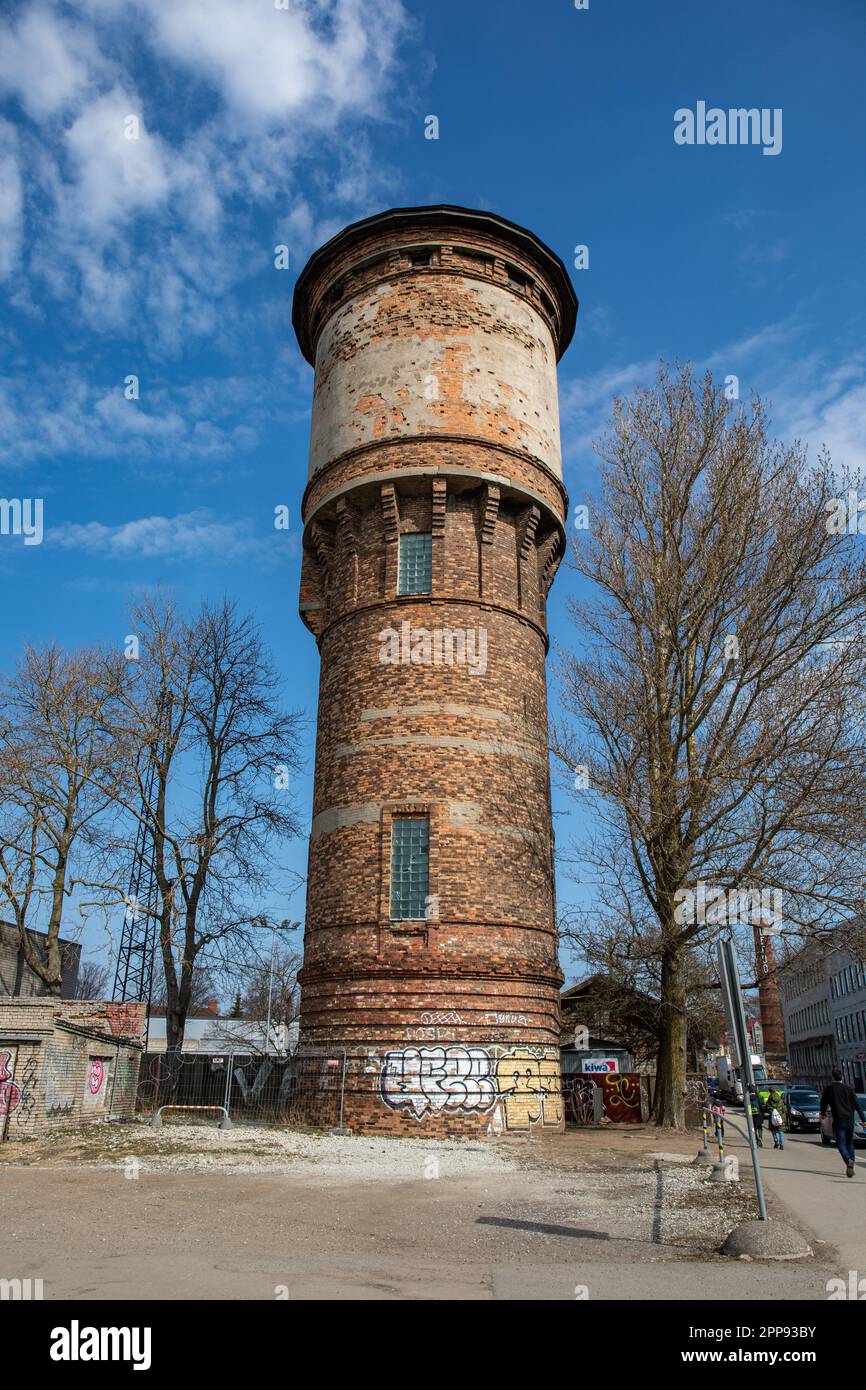 Torre de agua de Telliskivi en un soleado día de primavera en el distrito de Telliskivi de Tallin, Estonia Foto de stock