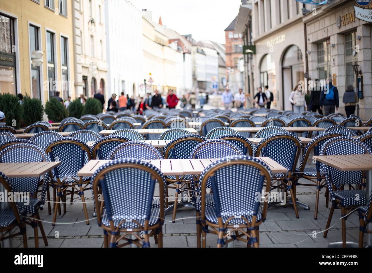 Múnich, Alemania. 22nd de abril de 2023. Después de meses de clima frío y  húmedo el sol finalmente salió el 22 de abril de 2023 en Munich, Alemania.  (Foto de Alexander Pohl/Sipa