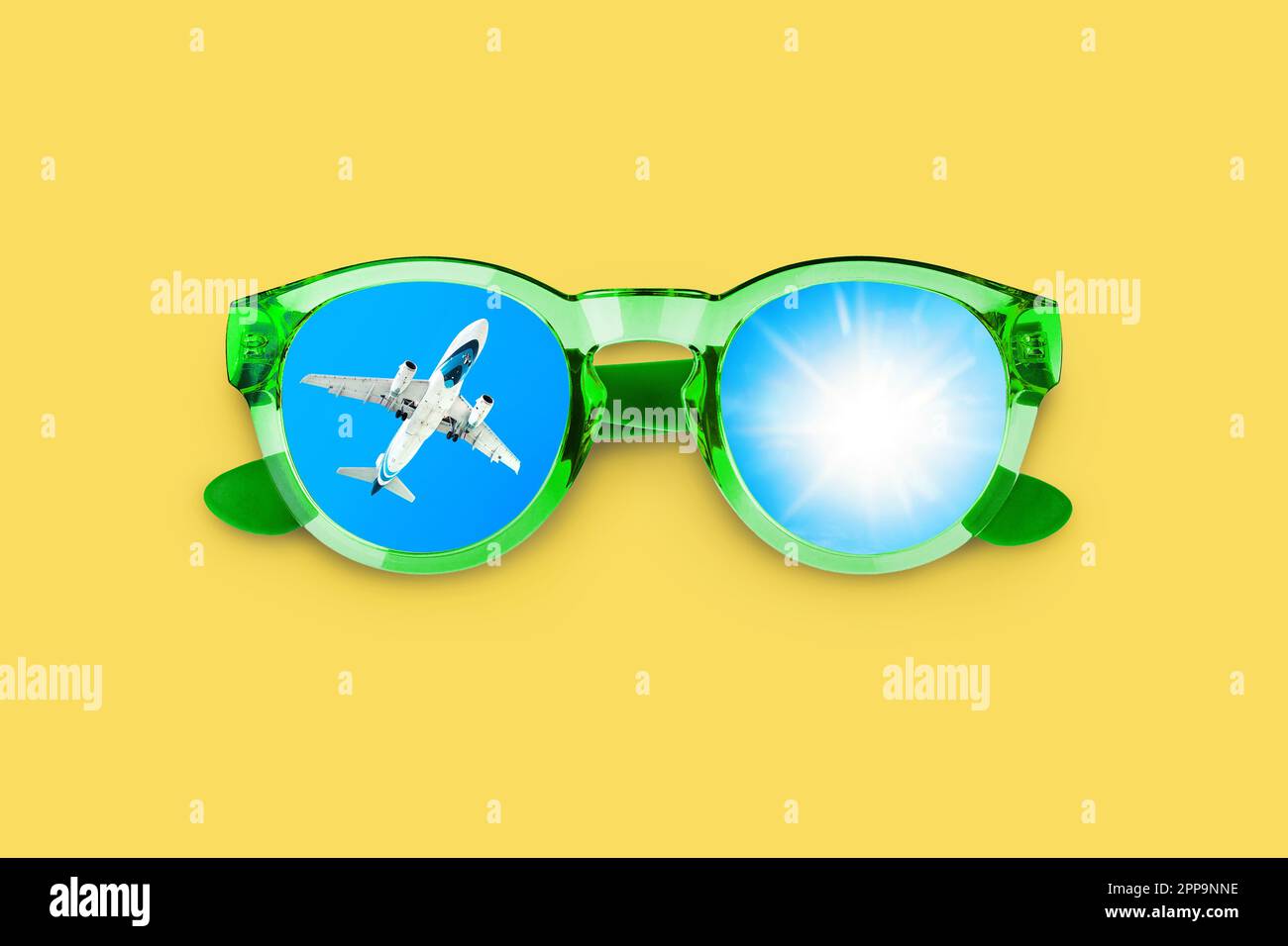 Avión de vuelo, sol, cielo azul en la reflexión de las gafas de sol, gafas  sobre fondo amarillo de cerca, diseño de vacaciones de verano, vuelo de  vacaciones, agencia de viajes Fotografía