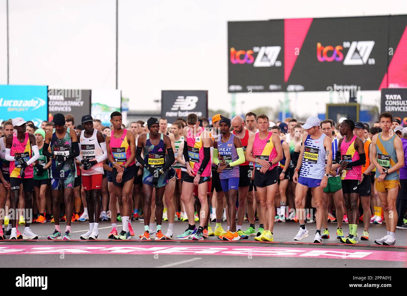 Mo Farah y otros competidores en el inicio de la carrera de élite masculina durante el maratón TCS de Londres. Fecha de la fotografía: Domingo 23 de abril de 2023. Foto de stock