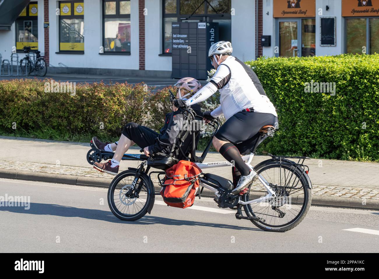 Coche con soporte para bicicletas, e-bike, e-bikes, Alemania, Baviera, Alta  Baviera, excursión en bicicleta Fotografía de stock - Alamy