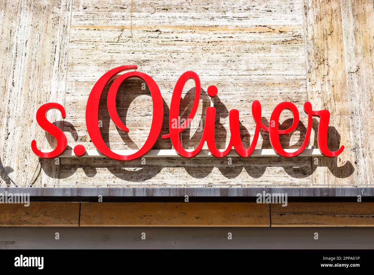 El logotipo de la marca s,Oliver. Una empresa de moda alemana con sede en  Rottendorf, vende ropa, zapatos, accesorios, joyería, fragancias y ojos  Fotografía de stock - Alamy