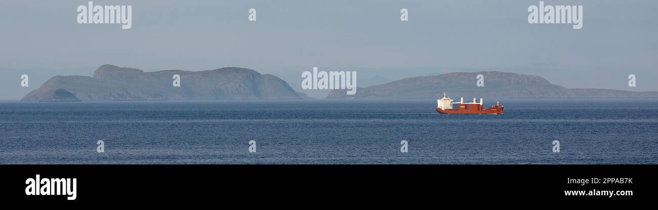 Trawler rojo pasando el pequeño mojín, Skye, Isla de Skye, Hébridas, Hébridas interiores, Inner Isles, Escocia, Reino Unido, Gran Bretaña Foto de stock