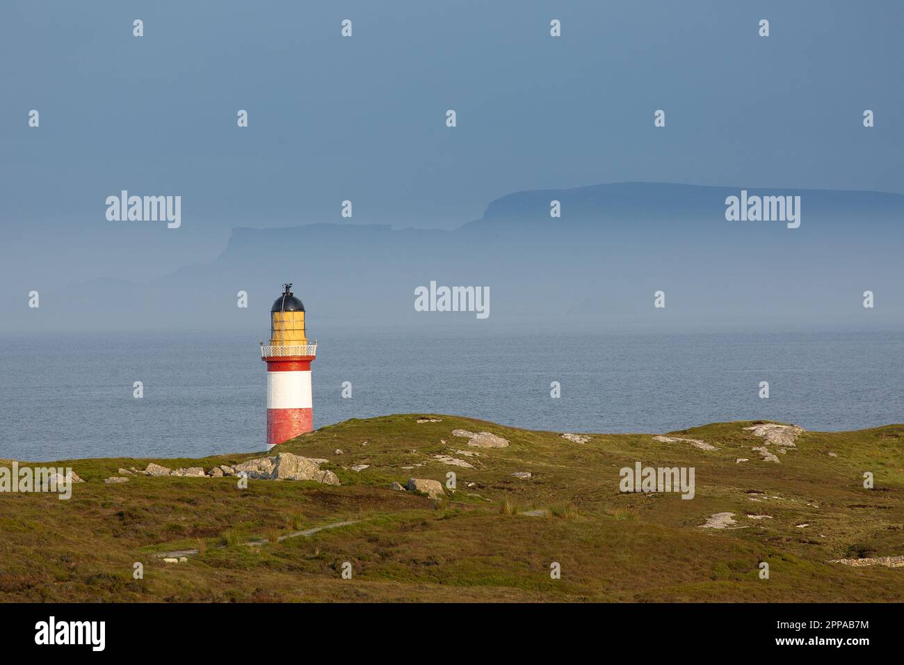 Vista al faro Eilean Glas, Little Minch y la isla de Skye, Scalpay de Harris, las Hébridas exteriores, las islas occidentales, Escocia, Reino Unido Foto de stock