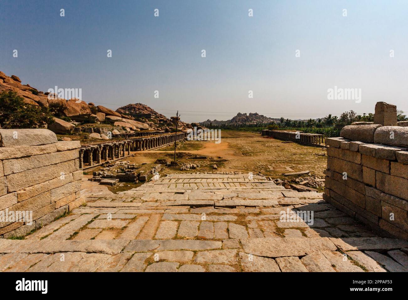 Plaza del mercado del bazar cerca del templo de Krishna, Hampi, Karnataka, India, Asia Foto de stock