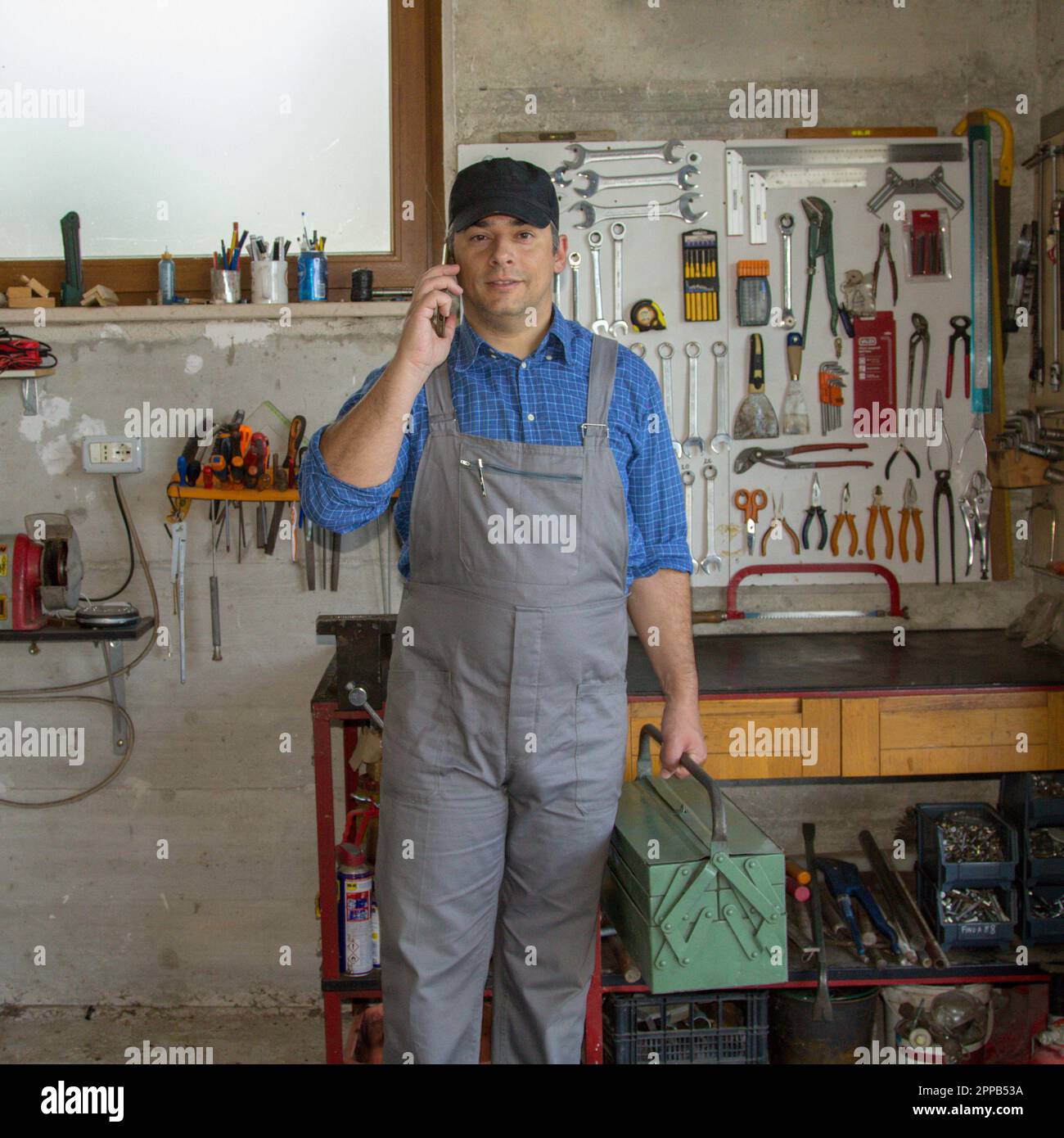 Manitas profesional proyecto de bricolaje mesa de trabajo con diferentes  herramientas y maquetas espacio de copia Fotografía de stock - Alamy