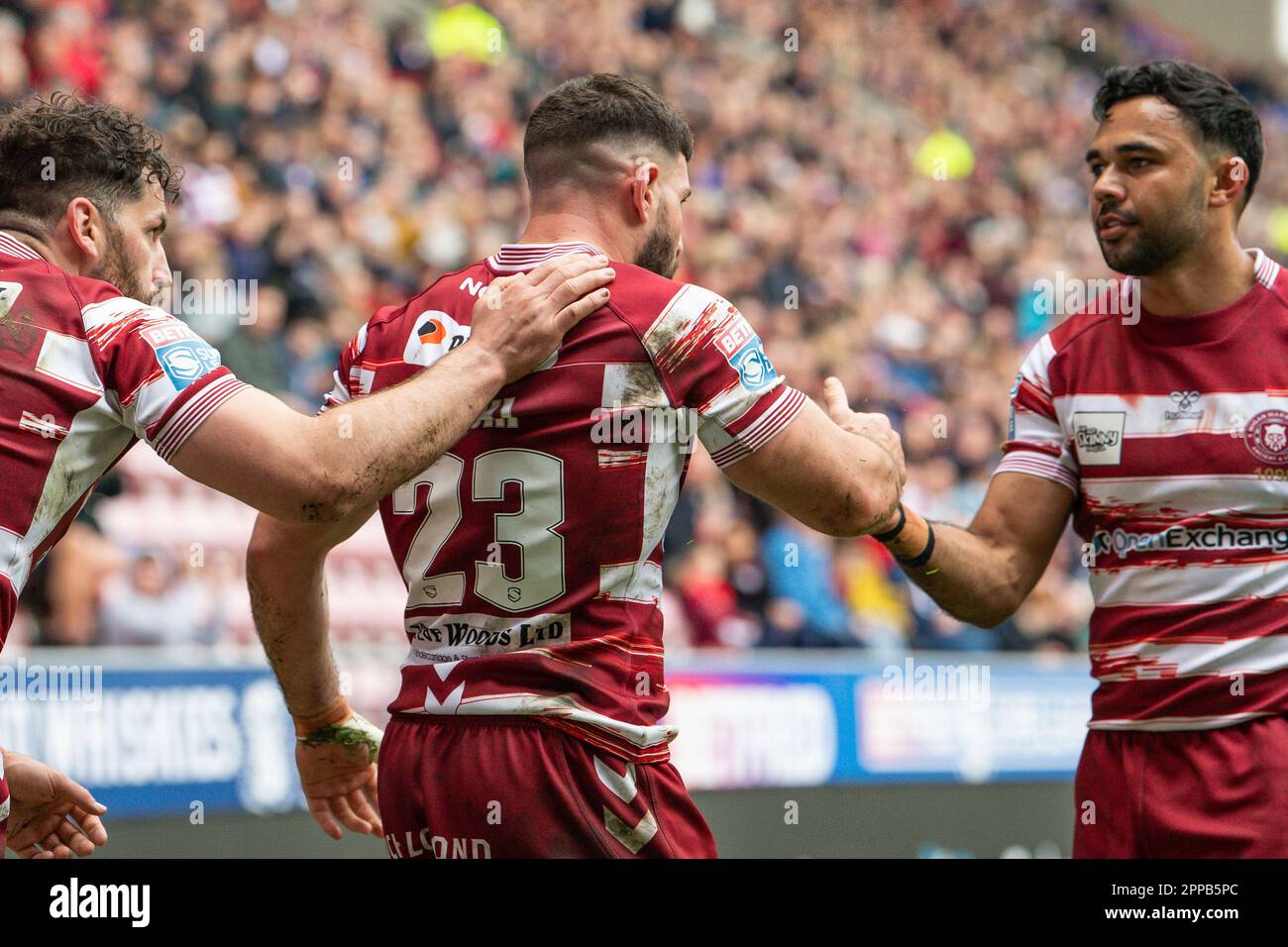 Abbas Miski 23 de Wigan Warriors va a probar durante el partido de la