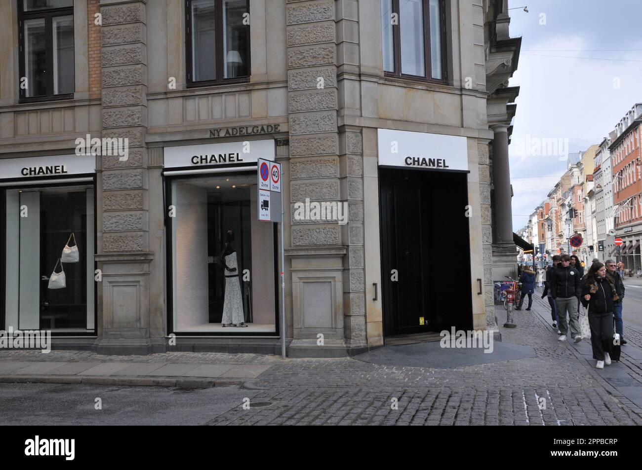 Copenhague /Dinamarca/23 de abril de 2023/La gente viaja b ike y pasa por  la tienda Chanel en la capital danesa Copenhague Dinamarca. (Foto.Francis  Joseph Dean/Dean Pictures Fotografía de stock - Alamy