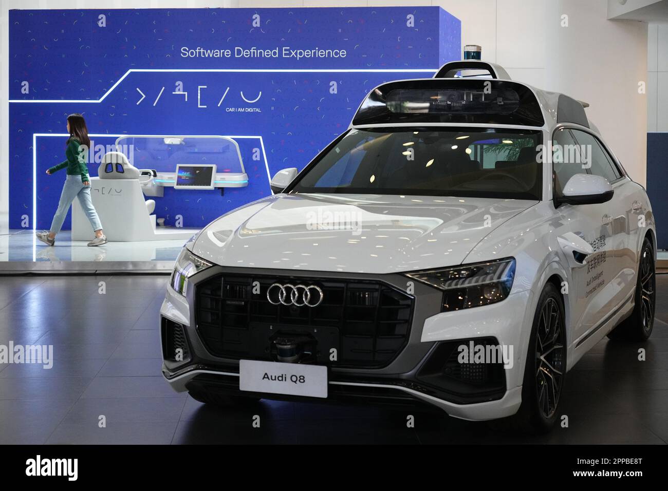 Pekín, China. 15th de abril de 2023. Un Audi Q8 se encuentra en el centro  de investigación y desarrollo Volkswagen V-Lab. El vehículo de prueba es  capaz de conducir de forma autónoma