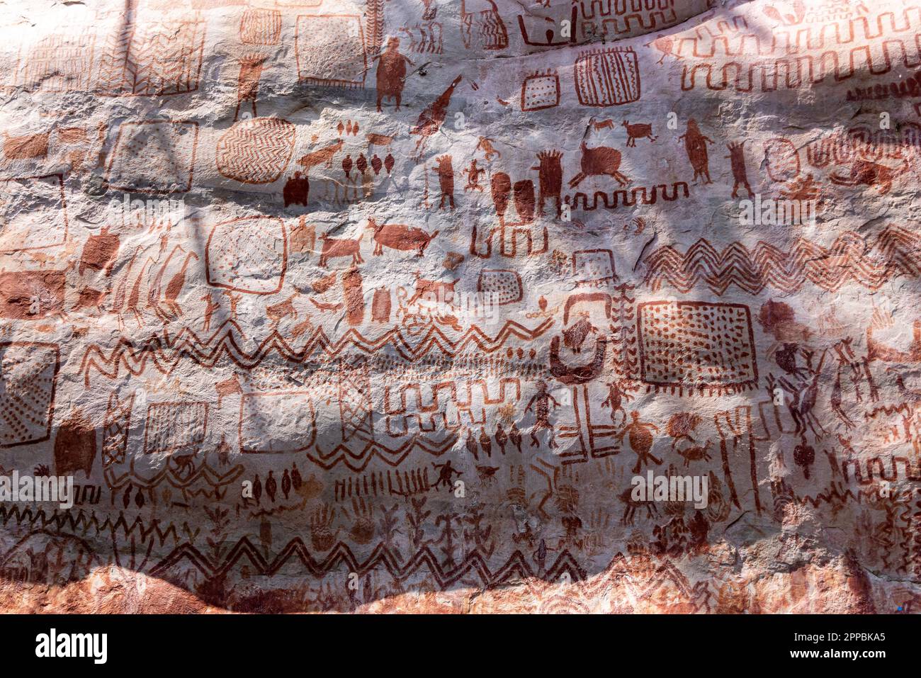 Pinturas rupestres en Cerro Azul en el Parque Nacional Chiribiquete, patrimonio de la humanidad por la UNESCO y joya arqueológica de Colombia, ubicado en San Jo Foto de stock