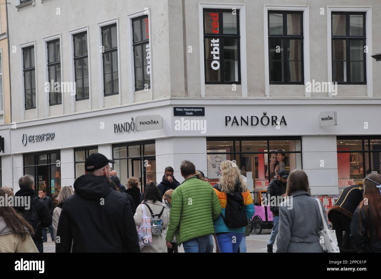 Copenhague /Dinamarca/23 de abril de 2023/ tienda Pandora en stroeget en la  capital danesa Copenhague Dinamarca. (Foto.Francis Joseph Dean/Dean  Pictures Fotografía de stock - Alamy