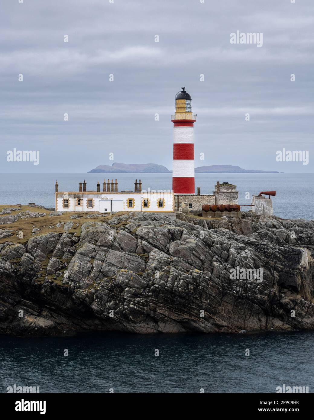 Faro Eilean Glas con las Islas Shiant en la distancia. Isla de Scalpay, Hébridas Exteriores, Escocia Foto de stock