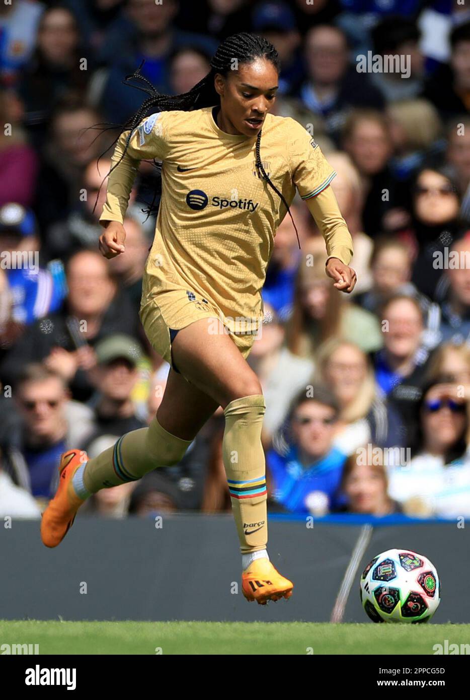 El Barcelona Salma Celeste Paralluelo Ayingono en acción durante el partido de ida de las