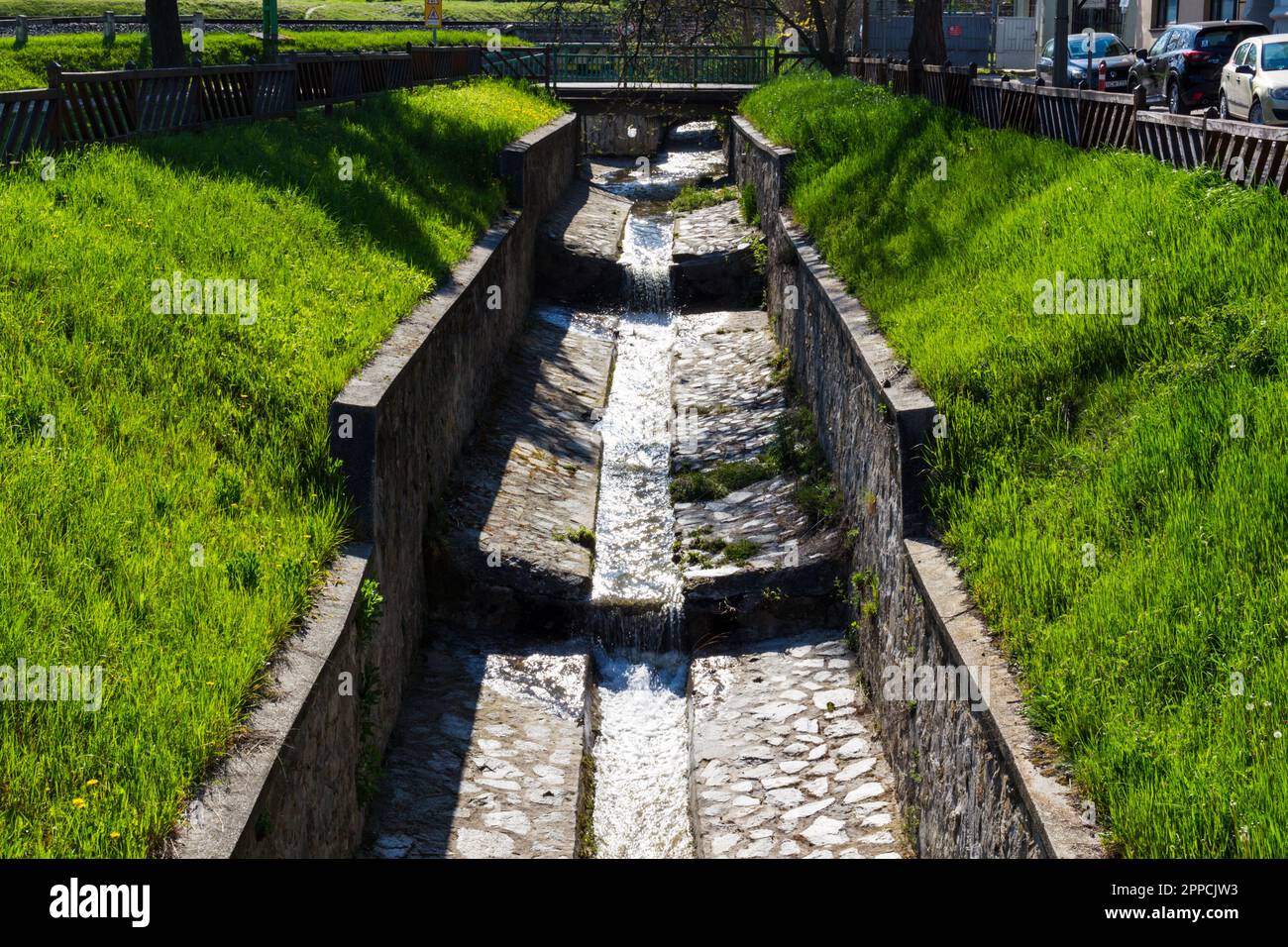 Cama artificial de piedra de Brook Rak con agua que fluye, Sopron, Hungría Foto de stock