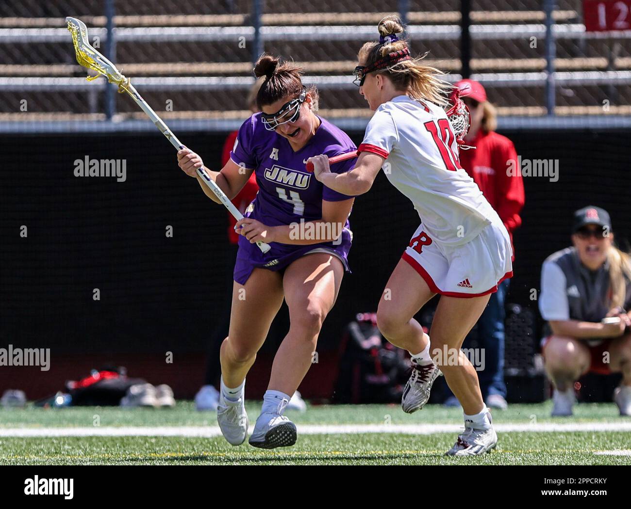 23 de abril de 2023: James Madison Attack Tai Jankowski (4) toma un palo en el hombro durante un partido de Lacrosse femenino de la NCAA entre la Universidad James Madison y los Rutgers Scarlet Knights en el estadio SHI en Piscataway, Nueva Jersey Mike Langish/Cal Sport Media. Foto de stock