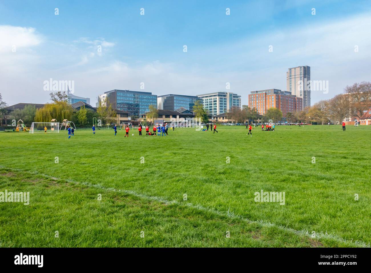 Un partido de fútbol infantil jugando en Kings Meadow Park en Reading, Reino Unido, un partido que forma parte de la liga de verano BYDL Foto de stock
